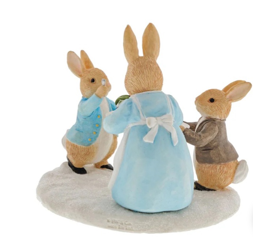 Beatrix Potter's Peter Rabbit: Mrs Rabbit with Christmas Pudding Figurine