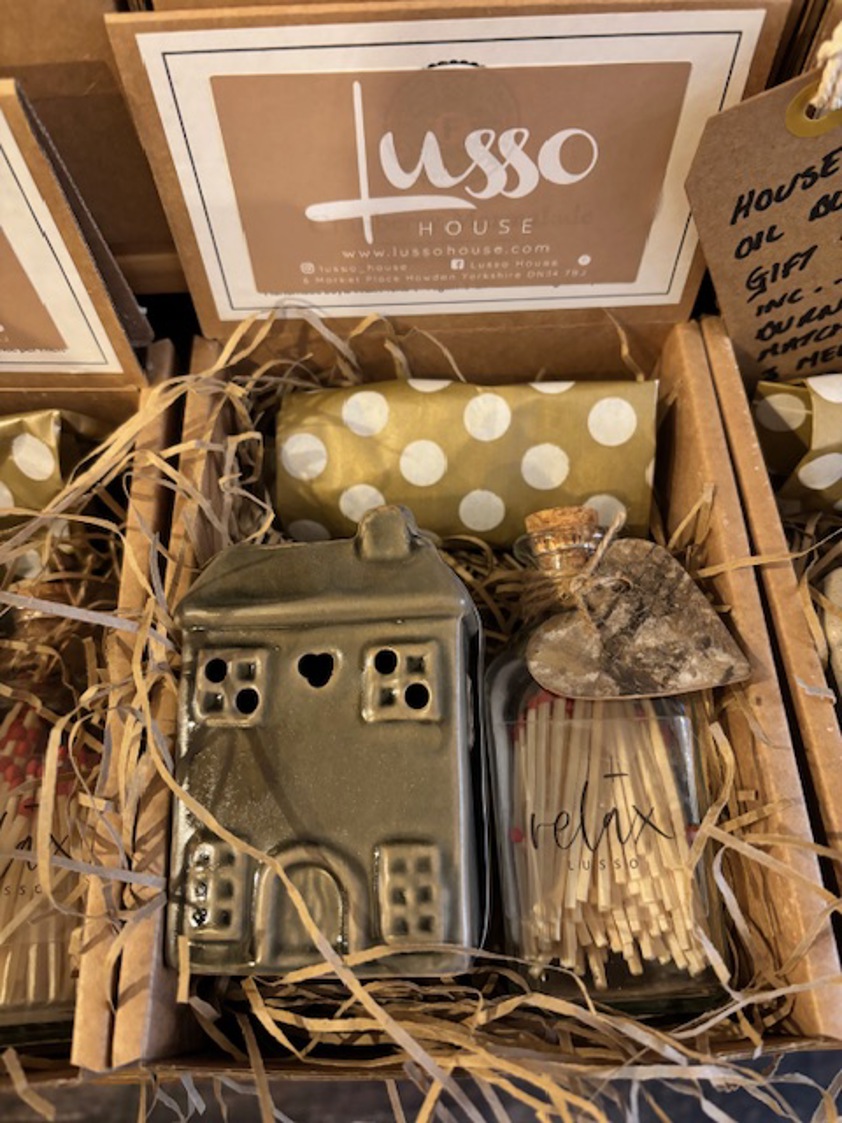 Oil Burner With Matches & Three Wax Melt Set