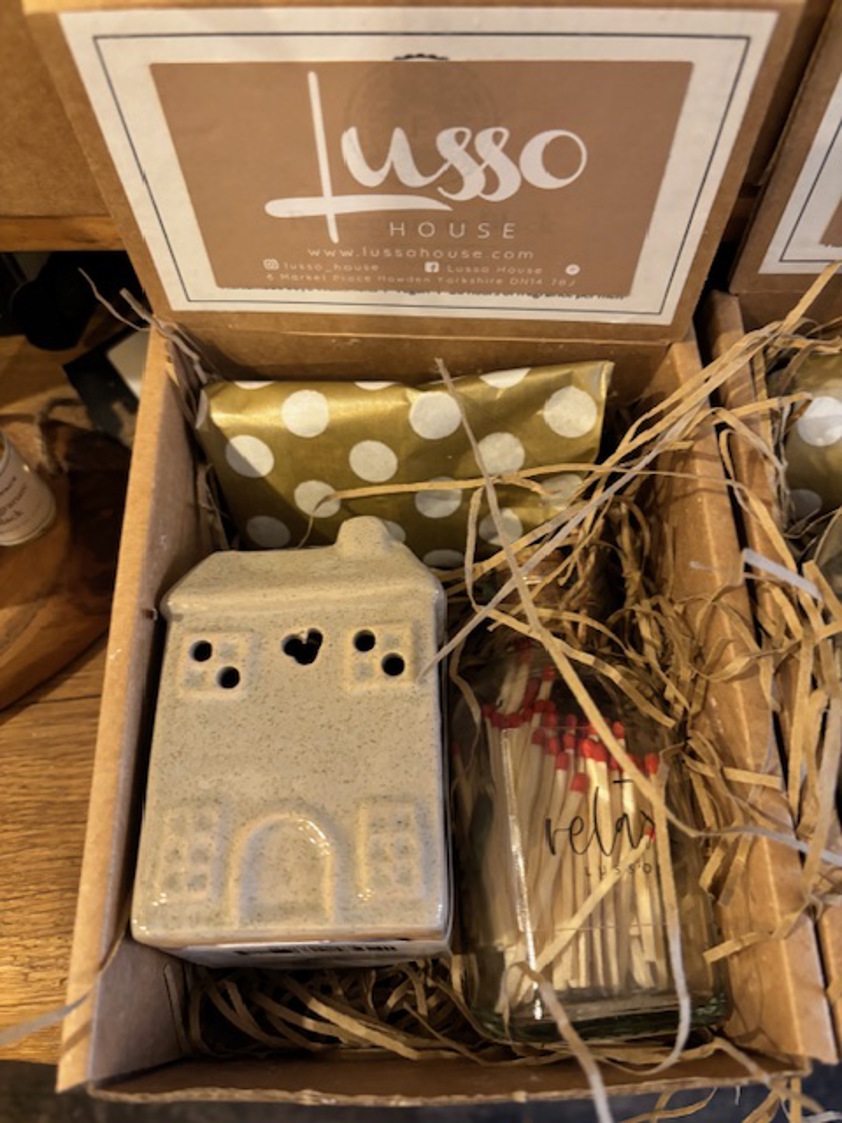 Oil Burner With Matches & Three Wax Melt Set