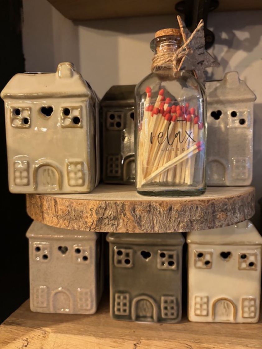 Oil Burner With Matches & Three Wax Melt Set