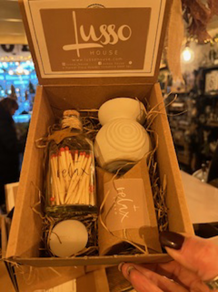 Oil Burner With Matches & Three Wax Melt Set