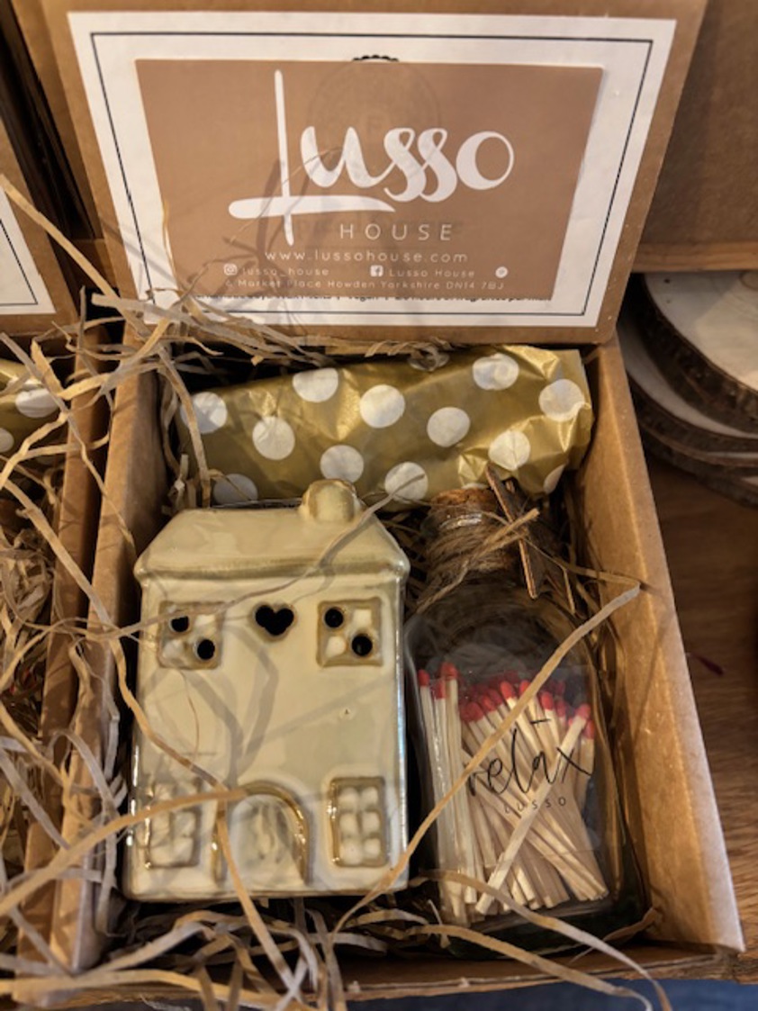 Oil Burner With Matches & Three Wax Melt Set