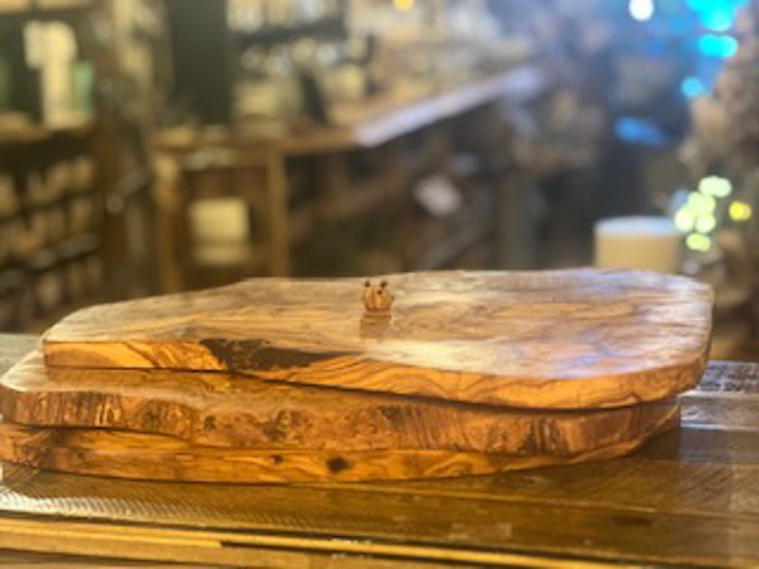 Artisan 50cm Olive Hand Crafted Board with Olive Mouse and Knife Set