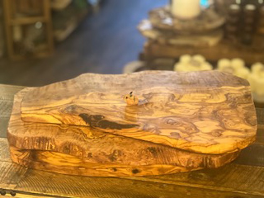 Artisan 50cm Olive Hand Crafted Board with Olive Mouse and Knife Set