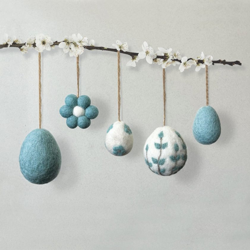 Small felt daisy hanger-Blue