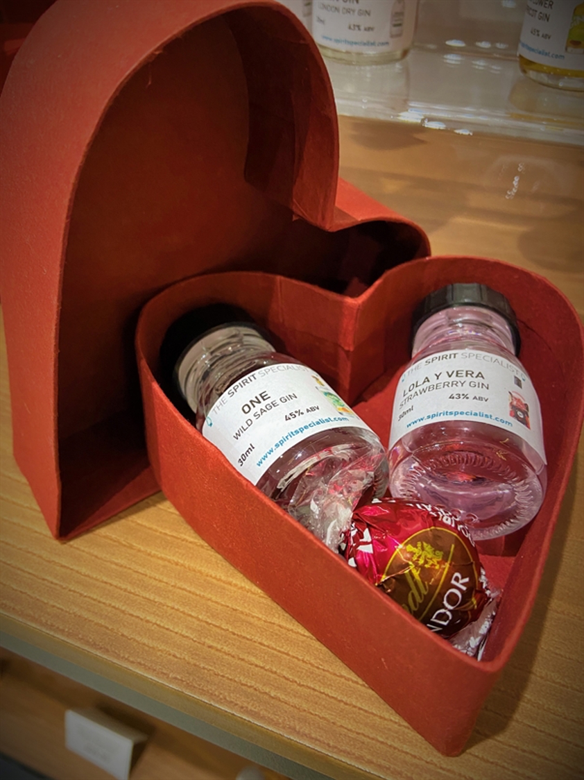 Valentine's Miniature Gift Box Large 2 x 3cl plus chocolate