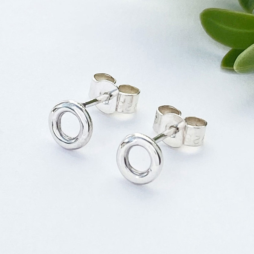 E28 Silver Tiny Circle Stud Earrings